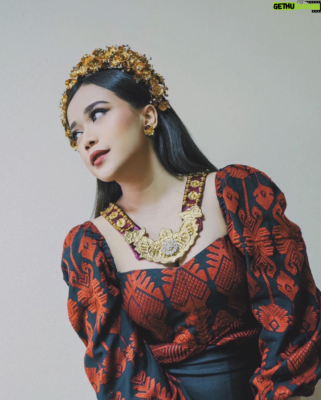 Brisia Jodie Instagram - Perempuan Jawa dikenal dengan ramah tamah kepada siapa saja, khususnya kepada calon mertua dan keluarganya. Bentuk kesopanan yang ditunjukan salah satunya, yaitu terlihat dari tutur katanya halus, serta nadanya lembut. Mereka juga sopan terhadap siapa saja, termasuk kepada orang yang dianggap paling dituakan atau dihormati. Ketika melewatinya, perempuan Jawa akan sedikit membungkukkan tubuhnya sebagai tanda kesopanannya. Dirgahayu Republik Indonesia❤️ Manusia berencana Tuhan punya kuasa.intinya adalah perkuatlah Doa.
