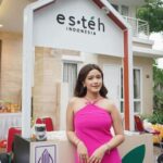 Brisia Jodie Instagram - Makanan&Minuman yg ada di acara Christmas kemarin. SUPER ENAK ENAK BGT DAN BISA BANGET DIPESEN KALIAN SEMUA BIAR ACARANYA SERU DAN BAHAGIAAAAAA🤍 semoga membantu hihi❄️☃️ Minuman : @estehindonesia Teppanyaki : @Koiteppanyaki Sate taichan : @satetaichanbangmaman Gultik : @gultikkalcit Bakso malang : @bakwanmalang99 Arranger : @ruangbahagiaproject_ DiRumah aja lah Diluar BeceX