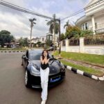 Brisia Jodie Instagram - setelah phobia listrik berpuluh tahun, akhirnya aku beli mobil listrik. karna yg penting kontra dulu. ini mobil pertama yg aku beli karna tembus pandang jadi aku gaperlu takut hehe. Terimakasih Tuhan berkat Mu atas kerja kerasku luar biasa❤️ semoga kalian bisa dapet apa yg kalian mau juga ya soon! Amin. sukses ya! Benci Tapi Cinta