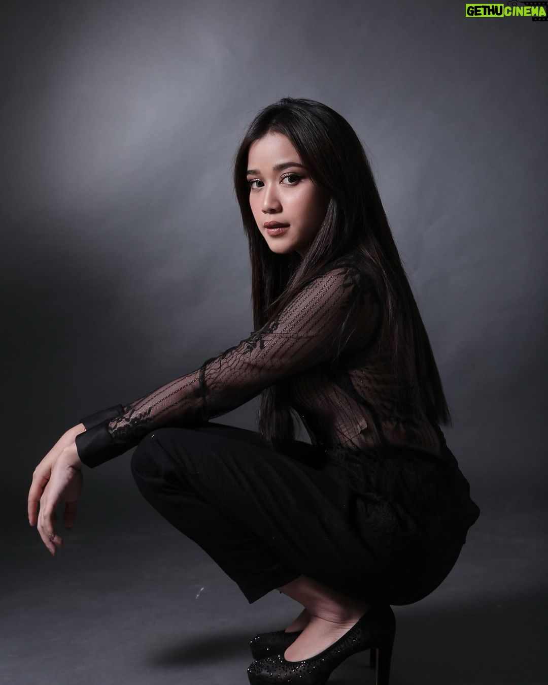 Brisia Jodie Instagram - Sometimes God breaks your heart to save your soul. Jalan Hidup Ku Seperti Sebuah Film Sinetron, Yg Kisah Terjebak Sebuah Cinta