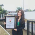 Brisia Jodie Instagram – Tepat hari ini 26 Juni 2022. Es Teh Indonesia berhasil menorehkan sejarah dengan memecahkan Rekor MURI “Pembukaan Toko dengan Pemotongan Pita Serentak di Lokasi Terbanyak” bangga bgt, selalu bersyukur punya team yg soild. Omg guys we did it!!!!❤️ jd keinget tahun 2019 baru ada 1 toko dan skrg udah 700++ cabang. Terharu sekaliiii dan bangga menjadi salah satu owner dari @esteh.indonesia . Love you guys!!! Pokoknya kalian juga harus sukses dan bahagia ya semuanya🍃🌹.
.
📸: @yudiyanuari_ Kerja Cari Duit Modal Nikah