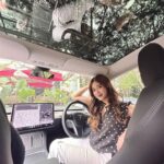 Brisia Jodie Instagram - setelah phobia listrik berpuluh tahun, akhirnya aku beli mobil listrik. karna yg penting kontra dulu. ini mobil pertama yg aku beli karna tembus pandang jadi aku gaperlu takut hehe. Terimakasih Tuhan berkat Mu atas kerja kerasku luar biasa❤️ semoga kalian bisa dapet apa yg kalian mau juga ya soon! Amin. sukses ya! Benci Tapi Cinta
