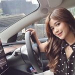 Brisia Jodie Instagram - setelah phobia listrik berpuluh tahun, akhirnya aku beli mobil listrik. karna yg penting kontra dulu. ini mobil pertama yg aku beli karna tembus pandang jadi aku gaperlu takut hehe. Terimakasih Tuhan berkat Mu atas kerja kerasku luar biasa❤️ semoga kalian bisa dapet apa yg kalian mau juga ya soon! Amin. sukses ya! Benci Tapi Cinta