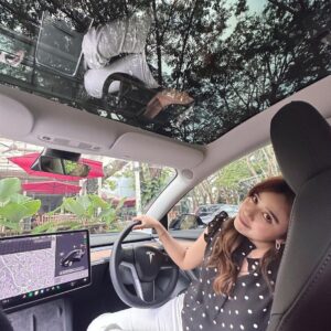 Brisia Jodie Instagram - setelah phobia listrik berpuluh tahun, akhirnya aku beli mobil listrik. karna yg penting kontra dulu. ini mobil pertama yg aku beli karna tembus pandang jadi aku gaperlu takut hehe. Terimakasih Tuhan berkat Mu atas kerja kerasku luar biasa❤️ semoga kalian bisa dapet apa yg kalian mau juga ya soon! Amin. sukses ya! Benci Tapi Cinta