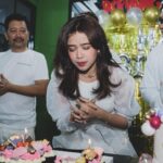 Brisia Jodie Instagram - udah memasuki angka 3+6x7-20+2. ini adalah ulangtahun yg sederhana namun terindah. terimakasih banyak yg selalu support aku suka maupun duka. makasih yg selalu ada tanpa ada “maunya”. sebenernya gamau post tapi yaudah gapapa abis aku sayang bgt, bersyukur bgt. makin gede makin ga peduli sm hal2 ga penting yg buang uang dan tenaga, lebih baik dibagi untuk orang yg membutuhkan🤍 aku senang jadi jodie yg seperti ini🤍 Sayang Banget