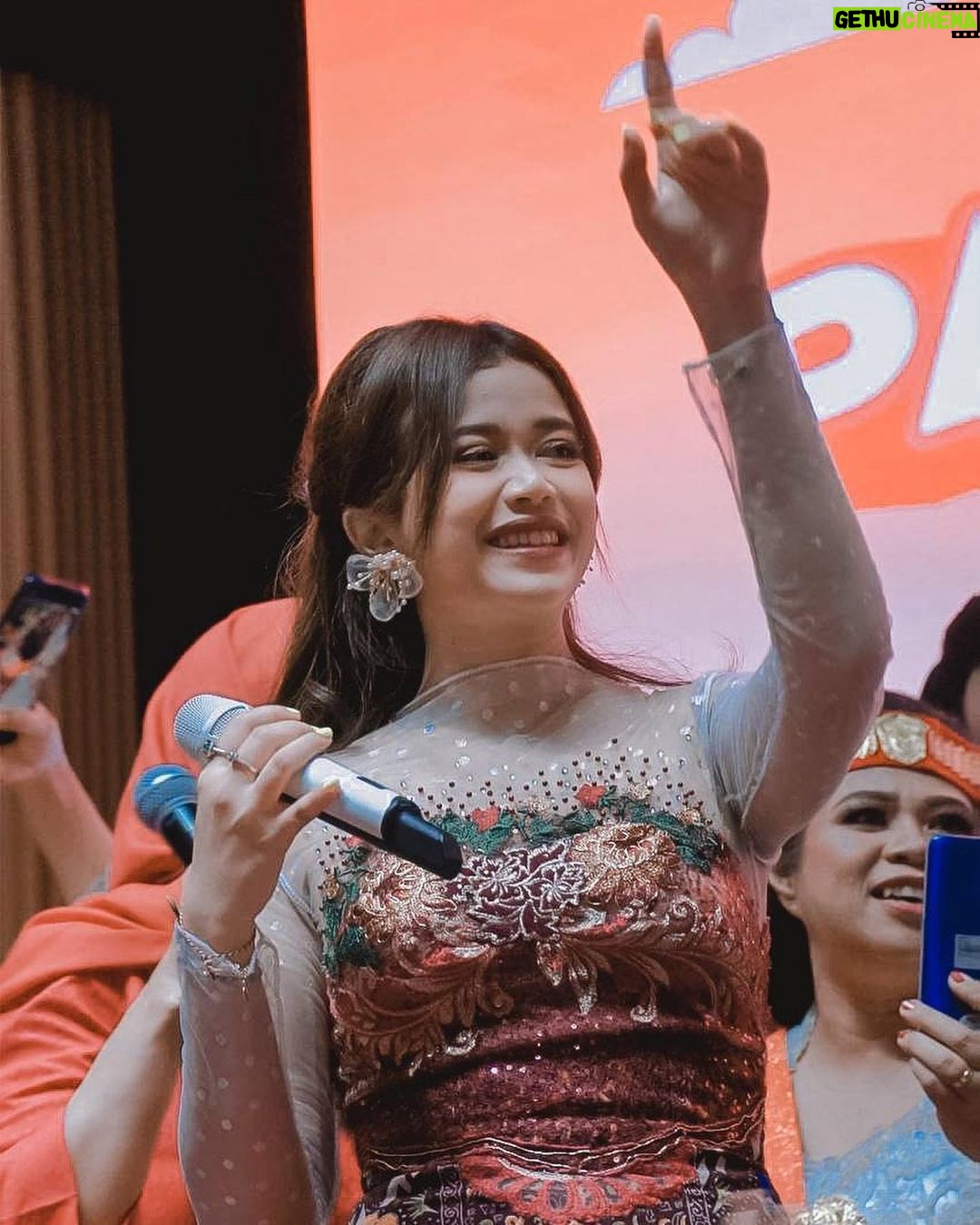 Brisia Jodie Instagram - September Ceria di KBRI Singapore. Thank you so muchh! seru bgttt bisa full team kesana perform sekalian jalan2. happy sekaliiiii terimakasih kesempatannya🙏🏻✨ KBRI Singapura