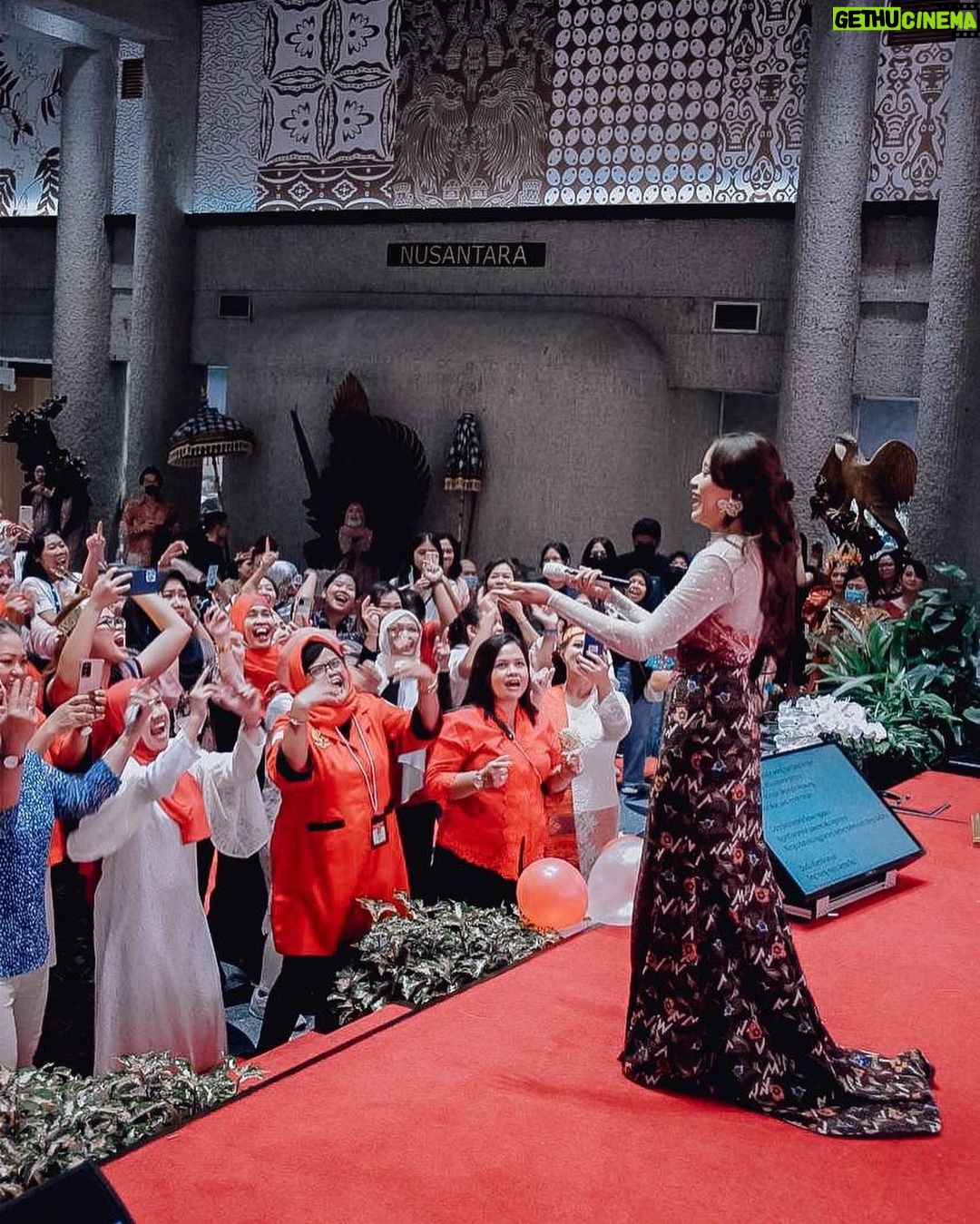 Brisia Jodie Instagram - September Ceria di KBRI Singapore. Thank you so muchh! seru bgttt bisa full team kesana perform sekalian jalan2. happy sekaliiiii terimakasih kesempatannya🙏🏻✨ KBRI Singapura