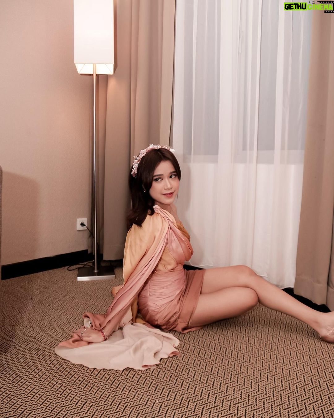 Brisia Jodie Instagram - Durian tanpa duri ini termasuk salah satu jenis durian yang begitu langka dan jika dijual harganya bisa begitu tinggi. Untuk daging buahnya sendiri durian tanpa duri ini tidak jauh berbeda rasa manis dan legitnya hanya saja warnanya sedikit lebih pucat. Mamuju