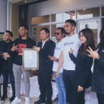 Brisia Jodie Instagram – Tepat hari ini 26 Juni 2022. Es Teh Indonesia berhasil menorehkan sejarah dengan memecahkan Rekor MURI “Pembukaan Toko dengan Pemotongan Pita Serentak di Lokasi Terbanyak” bangga bgt, selalu bersyukur punya team yg soild. Omg guys we did it!!!!❤️ jd keinget tahun 2019 baru ada 1 toko dan skrg udah 700++ cabang. Terharu sekaliiii dan bangga menjadi salah satu owner dari @esteh.indonesia . Love you guys!!! Pokoknya kalian juga harus sukses dan bahagia ya semuanya🍃🌹.
.
📸: @yudiyanuari_ Kerja Cari Duit Modal Nikah
