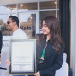 Brisia Jodie Instagram – Tepat hari ini 26 Juni 2022. Es Teh Indonesia berhasil menorehkan sejarah dengan memecahkan Rekor MURI “Pembukaan Toko dengan Pemotongan Pita Serentak di Lokasi Terbanyak” bangga bgt, selalu bersyukur punya team yg soild. Omg guys we did it!!!!❤️ jd keinget tahun 2019 baru ada 1 toko dan skrg udah 700++ cabang. Terharu sekaliiii dan bangga menjadi salah satu owner dari @esteh.indonesia . Love you guys!!! Pokoknya kalian juga harus sukses dan bahagia ya semuanya🍃🌹.
.
📸: @yudiyanuari_ Kerja Cari Duit Modal Nikah