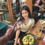 Brisia Jodie Instagram - Yoga&Breakfast in Bali with my bestfriend✨✨ menghilangkan segala kelelahan yg sampe ke tulang2, serta berencana untuk pola hidup sehat biar ga overthinking. Aku akan belajar bilang “engga” dan kurangi rasa “gaenakan” sm org karna udah mulai harus mikirin diri sendiri dulu. Pagi Pagi Udah Ada Yang Marah-Marah