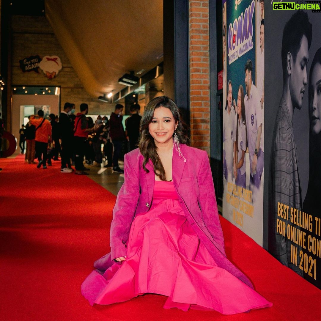 Brisia Jodie Instagram - Premiere Love Knots❤️ udah pada nonton blm guys filmnya? Masih bisa dibeli di @tiketcom yaa!! . . Dress from @byeol.thebrand x @withlovethebrand Blazer from @studiomoral 😍🌈 📸: @bahanagaung Seneng Bgt Bwt Hari Nie My Best Prend