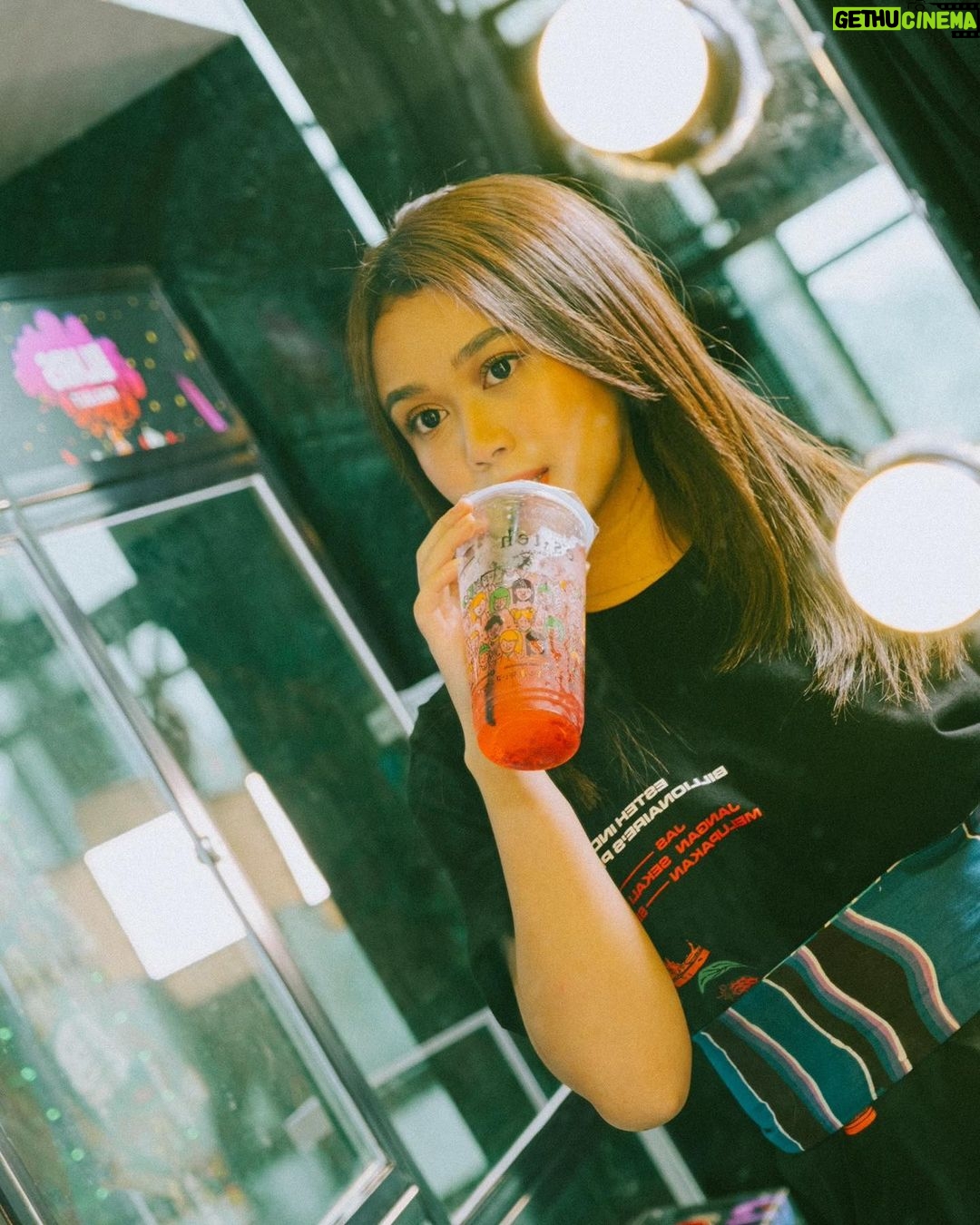 Brisia Jodie Instagram - “JAS MERAH: Jangan Sekali-kali Melupakan Sejarah” Tepat tanggal 10 November 2021 dalam rangka memperingati Hari Pahlawan saya akan me-lelang salah satu baju collaboration @esteh.indonesia x @billionairesproject yang hasilnya akan di donasikan kepada Para Veteran Kemerdekaan yang saat ini tinggal dan menetap di rumah yang tidak layak huni 🥲 Saya bersama para owner @esteh.indonesia mengajak seluruh masyarakat Indonesia untuk tidak melupakan sejarah dan membantu memberikan kehidupan yang layak bagi mereka yang sudah berjuang untuk kemerdekaan bangsa ini. Mohon tulis comment di bawah berapa harga penawaran kamu.. Karena saya akan serahkan secara langsung baju ini kepada penawar tertinggi secara simbolis tanggal 10 November 2021. Dan tentu hasil penjualan akan kami donasikan kepada para Veteran Kemerdekaan untuk membantu memerdekaan hidup mereka. Semoga hal sederhana yang kami lakukan ini sedikit banyaknya bisa berarti.. Sabar...dn Sadar Diri.