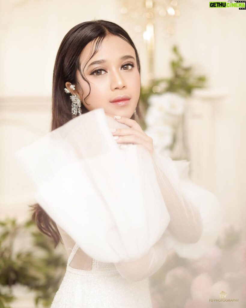 Brisia Jodie Instagram - Selamat Hari Raya Idul Adha 1442 H🙏🏻💗🥰 . . The Meanings of White are: “Purity or Innocence.” . #beautyshoot for @brisiajodie96 #lensedbyfandyfd @fandy_the @fdphotographybeauty @fdphotography90 #styledbybellyiverzon @bellyiverzon #makeup @vuvamua #hair @ami1890_hairstylist #gown @pauliscouture #earcuff @leciel.design #nails @azuminails #flowers @merryflorist #set background @whitepearldecoration #fdcelebritybeautyportrait #fdphotography #fdphotographystudio #fdphotography2021 #fdcelebritybeautyportrait Terimakasih Tuhan