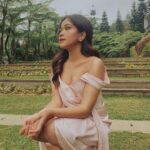 Brisia Jodie Instagram - Kangen semuanya. Kangen kumpul, kangen perform, kangen main di warnet, kangen masa masa sekolah, kuliah, kangen saudara2:( kangen itu wajar, ditahan dulu ya. Yg penting skrg di rumah dulu kalo gak penting bgt bgt bgt gausah keluar. Jangan terlalu percaya sosmed yg suka upload video/caption yg gak jelas. Cerdaslah dalam menggunakan sosmed, jgn mau terprovokasi ya. Lebih perhatiin dunia nyata aja, peduli dengan sekitar, terutama org2 terdekat dulu. Kita gatau kapan mereka pergi, jadi dihargai ya. Jgn menyepelekan. Sekian❤️ Jauh Make Helm