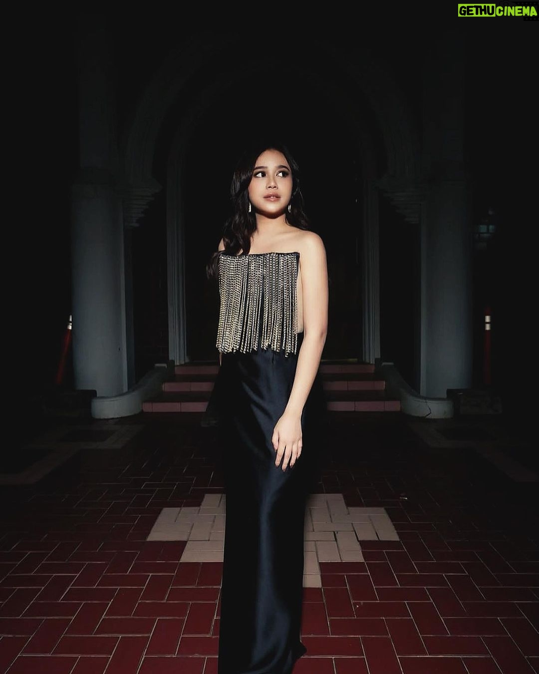 Brisia Jodie Instagram - 🥀 . . Styled by @elcofrebliaman Makeup&hairdo by @hilgamakeup 📸 : @hilgamakeup Stunning dress from @howardlaurent ❤️ Inget Pesan Ibu