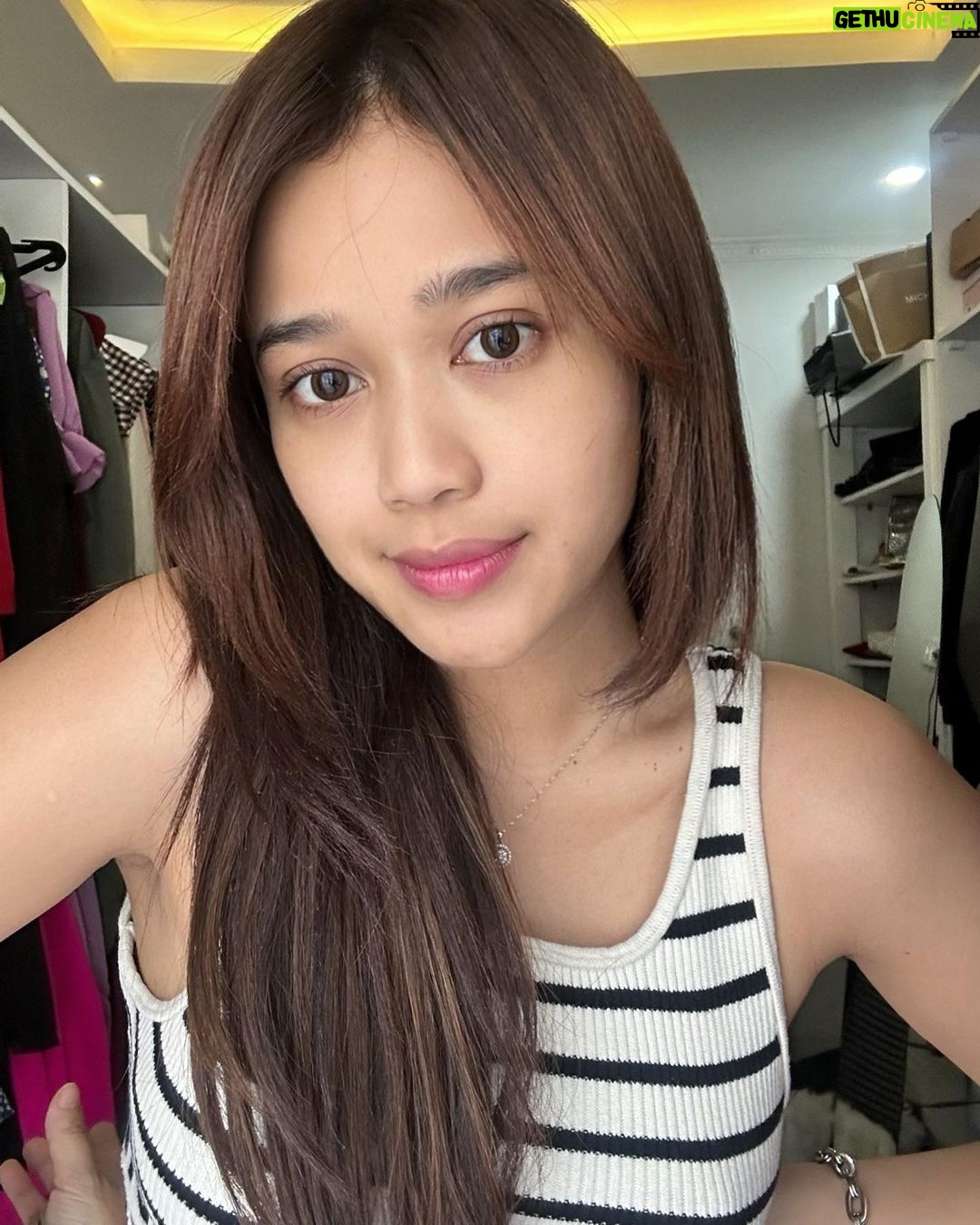 Brisia Jodie Instagram - Hayo ngaku siapa yang disini ngerasa kulitnya kusam? Salah satu rahasia kulit cerah aku adalah rutin eksfoliasi pakai ini! Apalagi bagi kalian yang masih takut eksfo, Licorice Brightening Pad to the rescue! Mengangkat sel kulit mati dan mencerahkan, super gentle & easy to use π€ Setelah cuci muka, tinggal usap kapas dari sisi bertekstur lalu sisi halus π Love bgt! Ada yang udah cobain? #NPURE #LicoriceSeries #generasikulitsehat