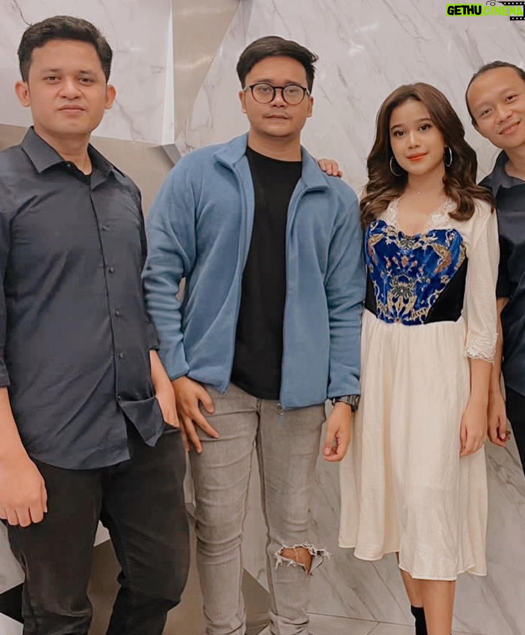 Brisia Jodie Instagram - @bankbri_id @brisiaboys 🤗 Kita Tidak Bisa Hidup Sendri Tanpa Orang Lain