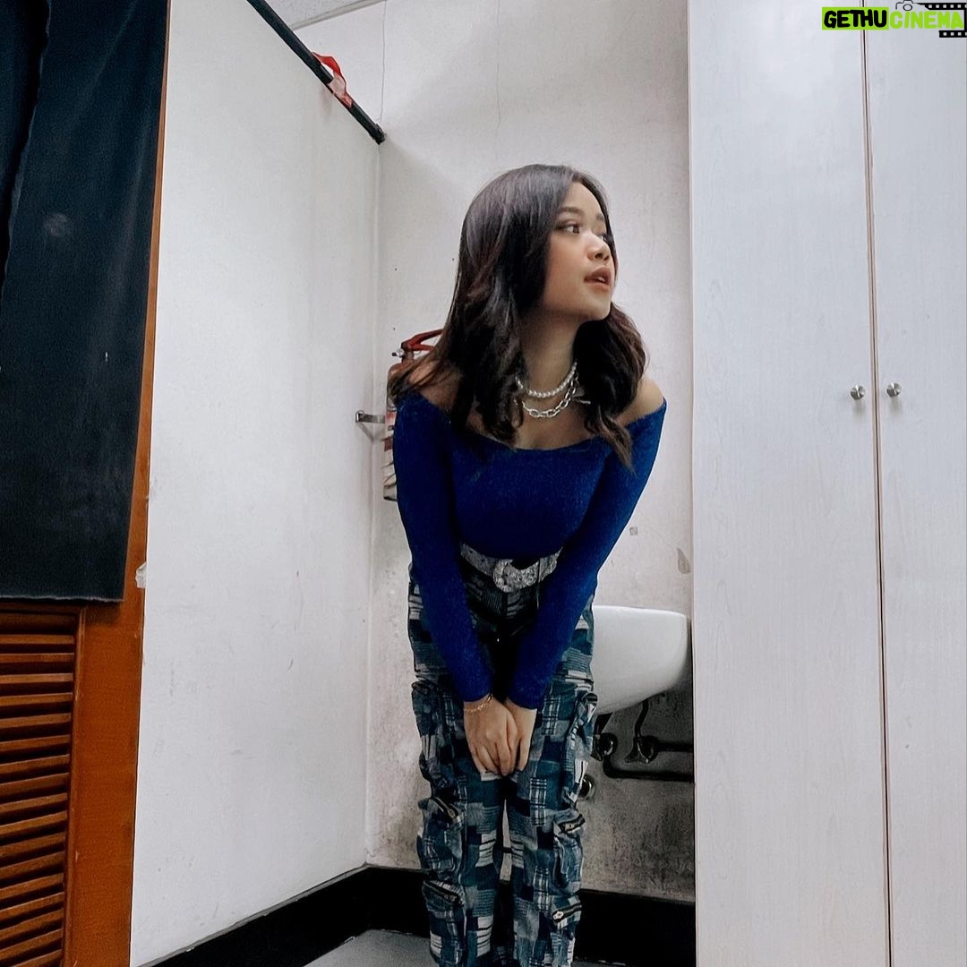 Brisia Jodie Instagram - Bukan toilet saya . outfits: @moneyman.works styled by @revashion fashion team @fahadscale makeup&hairdo : @hilgamakeup ❤️ Bingung Dengan Keada'an
