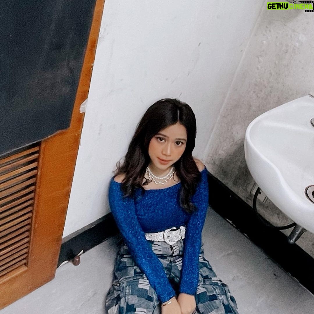 Brisia Jodie Instagram - Bukan toilet saya . outfits: @moneyman.works styled by @revashion fashion team @fahadscale makeup&hairdo : @hilgamakeup ❤️ Bingung Dengan Keada'an
