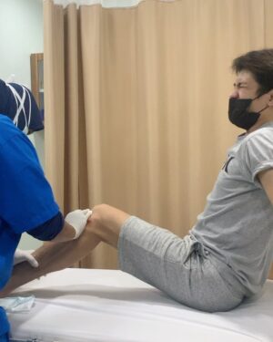 Brisia Jodie Instagram - Jadi ceritanya ya gitu deh intinya panik kengebutan naik otoped listrik gt berdua. Jd emg udah rada error juga remnya dan segala macem. Gak nyangka bakal ngebut bgt tuh otoped, nah pas belokan tuh kayak ga belok malah makin kenceng trus depan udah tiang makanya drpd aku nabrak tiang aku loncat aja kerumput. Jadi gasnya tuh gabisa diberentiin gitu. Tp akhirnya yg jatuh kerumput cuma setengah, sisanya ke aspal. Aku lgsg nutup muka trus yaudah nyungsep deh. Bersyukur masih hidup&sehat walaupun pas dikasih betadine cina mau mati rasanya, tp kita baik2 aja kok! Lebih mikirin ke bekasnya aja sih:’) TAPI MENGAPA KITA KURANG KERJAAN YA JUL @julianjacs