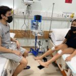Brisia Jodie Instagram - Jadi ceritanya ya gitu deh intinya panik kengebutan naik otoped listrik gt berdua. Jd emg udah rada error juga remnya dan segala macem. Gak nyangka bakal ngebut bgt tuh otoped, nah pas belokan tuh kayak ga belok malah makin kenceng trus depan udah tiang makanya drpd aku nabrak tiang aku loncat aja kerumput. Jadi gasnya tuh gabisa diberentiin gitu. Tp akhirnya yg jatuh kerumput cuma setengah, sisanya ke aspal. Aku lgsg nutup muka trus yaudah nyungsep deh. Bersyukur masih hidup&sehat walaupun pas dikasih betadine cina mau mati rasanya, tp kita baik2 aja kok! Lebih mikirin ke bekasnya aja sih:’) TAPI MENGAPA KITA KURANG KERJAAN YA JUL @julianjacs Ada ada aja