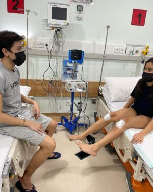 Brisia Jodie Instagram - Jadi ceritanya ya gitu deh intinya panik kengebutan naik otoped listrik gt berdua. Jd emg udah rada error juga remnya dan segala macem. Gak nyangka bakal ngebut bgt tuh otoped, nah pas belokan tuh kayak ga belok malah makin kenceng trus depan udah tiang makanya drpd aku nabrak tiang aku loncat aja kerumput. Jadi gasnya tuh gabisa diberentiin gitu. Tp akhirnya yg jatuh kerumput cuma setengah, sisanya ke aspal. Aku lgsg nutup muka trus yaudah nyungsep deh. Bersyukur masih hidup&sehat walaupun pas dikasih betadine cina mau mati rasanya, tp kita baik2 aja kok! Lebih mikirin ke bekasnya aja sih:’) TAPI MENGAPA KITA KURANG KERJAAN YA JUL @julianjacs