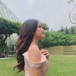 Brisia Jodie Instagram - Kangen semuanya. Kangen kumpul, kangen perform, kangen main di warnet, kangen masa masa sekolah, kuliah, kangen saudara2:( kangen itu wajar, ditahan dulu ya. Yg penting skrg di rumah dulu kalo gak penting bgt bgt bgt gausah keluar. Jangan terlalu percaya sosmed yg suka upload video/caption yg gak jelas. Cerdaslah dalam menggunakan sosmed, jgn mau terprovokasi ya. Lebih perhatiin dunia nyata aja, peduli dengan sekitar, terutama org2 terdekat dulu. Kita gatau kapan mereka pergi, jadi dihargai ya. Jgn menyepelekan. Sekian❤️ Jauh Make Helm