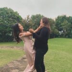 Brisia Jodie Instagram - Kangen semuanya. Kangen kumpul, kangen perform, kangen main di warnet, kangen masa masa sekolah, kuliah, kangen saudara2:( kangen itu wajar, ditahan dulu ya. Yg penting skrg di rumah dulu kalo gak penting bgt bgt bgt gausah keluar. Jangan terlalu percaya sosmed yg suka upload video/caption yg gak jelas. Cerdaslah dalam menggunakan sosmed, jgn mau terprovokasi ya. Lebih perhatiin dunia nyata aja, peduli dengan sekitar, terutama org2 terdekat dulu. Kita gatau kapan mereka pergi, jadi dihargai ya. Jgn menyepelekan. Sekian❤️ Jauh Make Helm