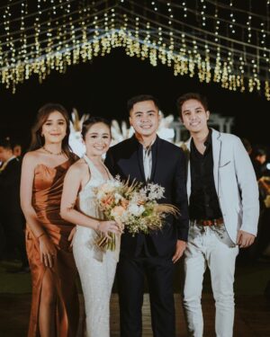 Brisia Jodie Instagram - Happy Wedding Itte&Arif astaga🤍 bahagia terus pokoknyaaaaaaa!!! udah hampir 6 tahun nemenin perjalanan kamu te walaupun kita udah sama2 sibuk untuk masa depan tapi u’ll be in my heart forever!!✨ semoga cepet nyusul ya aku Amin😋 #grittegetmarrief 

📸: @bibobns