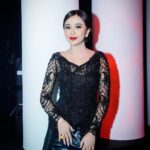 Brisia Jodie Instagram - Perempuan Jawa dikenal dengan ramah tamah kepada siapa saja, khususnya kepada calon mertua dan keluarganya. Bentuk kesopanan yang ditunjukan salah satunya, yaitu terlihat dari tutur katanya halus, serta nadanya lembut. Mereka juga sopan terhadap siapa saja, termasuk kepada orang yang dianggap paling dituakan atau dihormati. Ketika melewatinya, perempuan Jawa akan sedikit membungkukkan tubuhnya sebagai tanda kesopanannya. Dirgahayu Republik Indonesia❤️ Manusia berencana Tuhan punya kuasa.intinya adalah perkuatlah Doa.