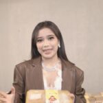 Brisia Jodie Instagram - Jujur ini makanan dan minuman yang udah approved 1000000% dari aku karena semuanya ENAKKKK POLLLLLL! Makasih banyak banget buat semua tenant yang udah nemenin aku dan keluargaku tahun baruan! Nih aku spilll yaaa!! Slide 1: @partyku udah approved banget dari aku buat ngisi backdrop panggungku! Slide2: @teppanku terbaik dengan team yang satset dan rasanya enakpol Slide 3: somay paling enak sejagat raya dan enakpol IKANNYA ENAK BANGET! @siomaybyriva Slide 4: GELLATO paling enak cuma di @omaelly.id!!! Slide 5: bento nya enak pol! Perpaduan jepang indonesia 1000% dariku @ikibento Slide 6: gultik TERENAK!!! sampe teamku omty nambah 3x HAHAHA @gultik.ku slide 7: MINUMAN SUSU TP KAYAK ISI BENSIN WKWK bener2 enak unik dan lucu bgt dibawa ke acaraaaa @pertamilk.official Slide 8: photobooth dengan hasilnya selalu bagus banget cuma di @mono.photobooth !!! Jangan lupa di save dan diorder kalo kalian punya acara ya! ❄️🫶🏻 ohya semua gabisa bgtt tanpa EO keren @maure.indonesia x @ruangbahagiaproject_ Wc Umum di Menara Eifel