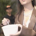 Brisia Jodie Instagram - Jujur ini makanan dan minuman yang udah approved 1000000% dari aku karena semuanya ENAKKKK POLLLLLL! Makasih banyak banget buat semua tenant yang udah nemenin aku dan keluargaku tahun baruan! Nih aku spilll yaaa!! Slide 1: @partyku udah approved banget dari aku buat ngisi backdrop panggungku! Slide2: @teppanku terbaik dengan team yang satset dan rasanya enakpol Slide 3: somay paling enak sejagat raya dan enakpol IKANNYA ENAK BANGET! @siomaybyriva Slide 4: GELLATO paling enak cuma di @omaelly.id!!! Slide 5: bento nya enak pol! Perpaduan jepang indonesia 1000% dariku @ikibento Slide 6: gultik TERENAK!!! sampe teamku omty nambah 3x HAHAHA @gultik.ku slide 7: MINUMAN SUSU TP KAYAK ISI BENSIN WKWK bener2 enak unik dan lucu bgt dibawa ke acaraaaa @pertamilk.official Slide 8: photobooth dengan hasilnya selalu bagus banget cuma di @mono.photobooth !!! Jangan lupa di save dan diorder kalo kalian punya acara ya! ❄️🫶🏻 ohya semua gabisa bgtt tanpa EO keren @maure.indonesia x @ruangbahagiaproject_ Wc Umum di Menara Eifel