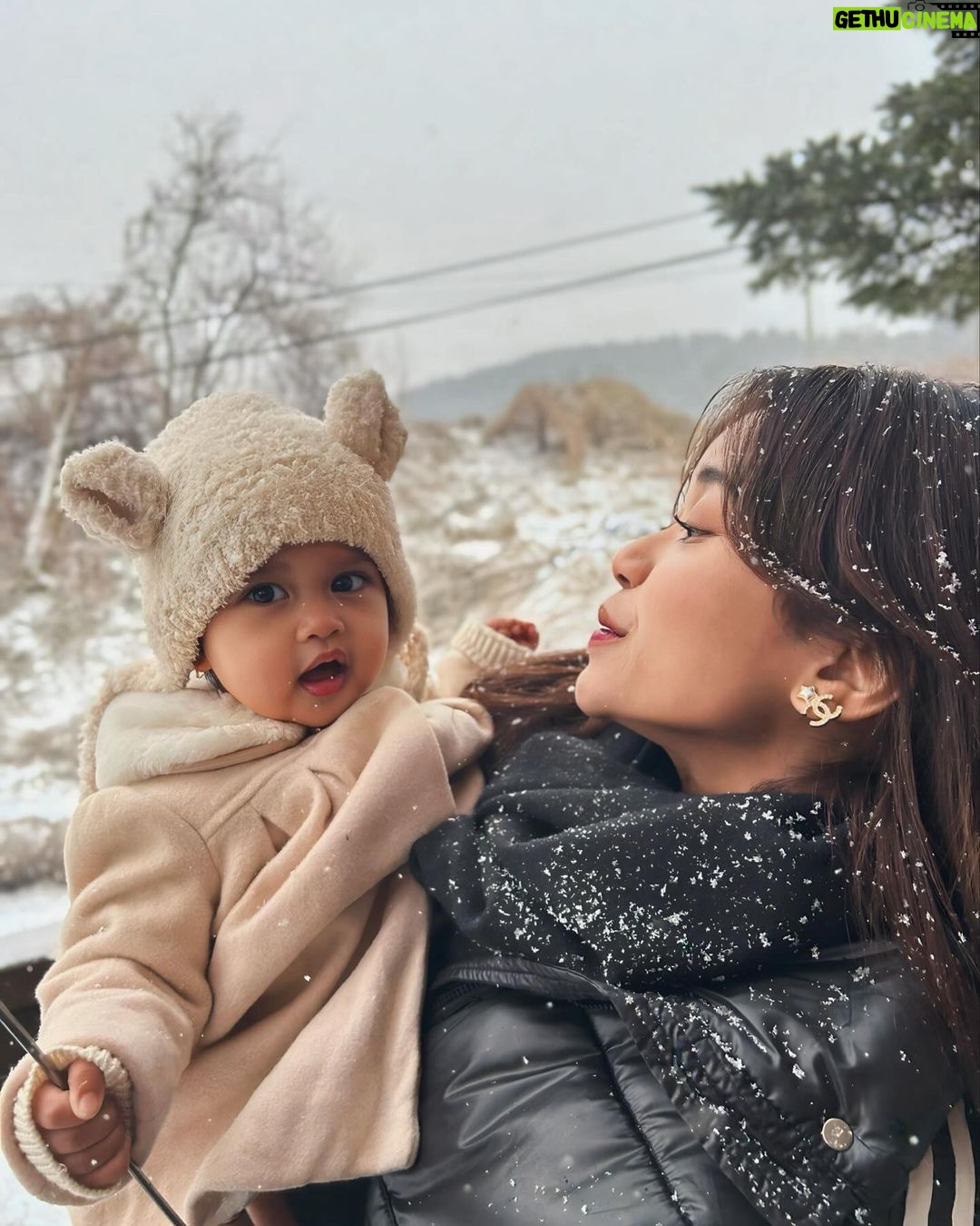 Brisia Jodie Instagram - my first snowfall🫶🏻❄️ Warpat Puncak