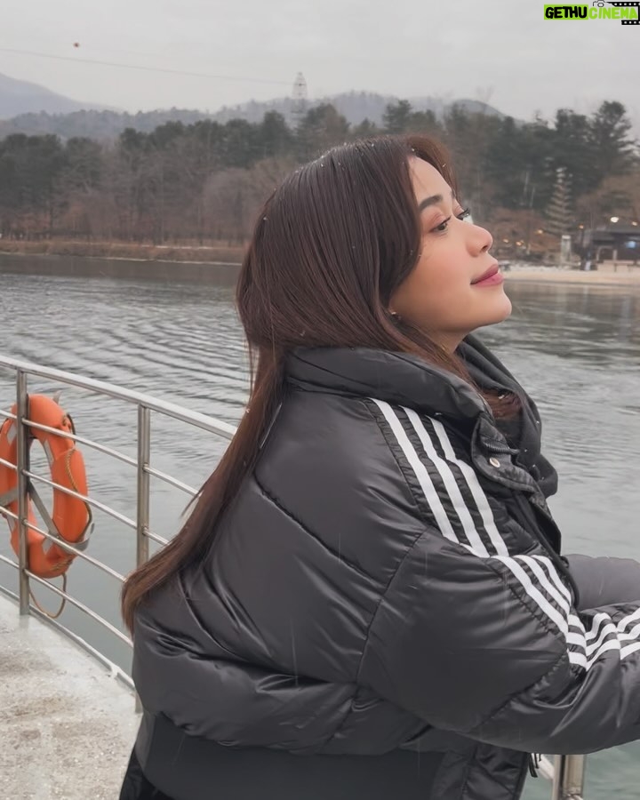 Brisia Jodie Instagram - my first snowfall🫶🏻❄️ Warpat Puncak