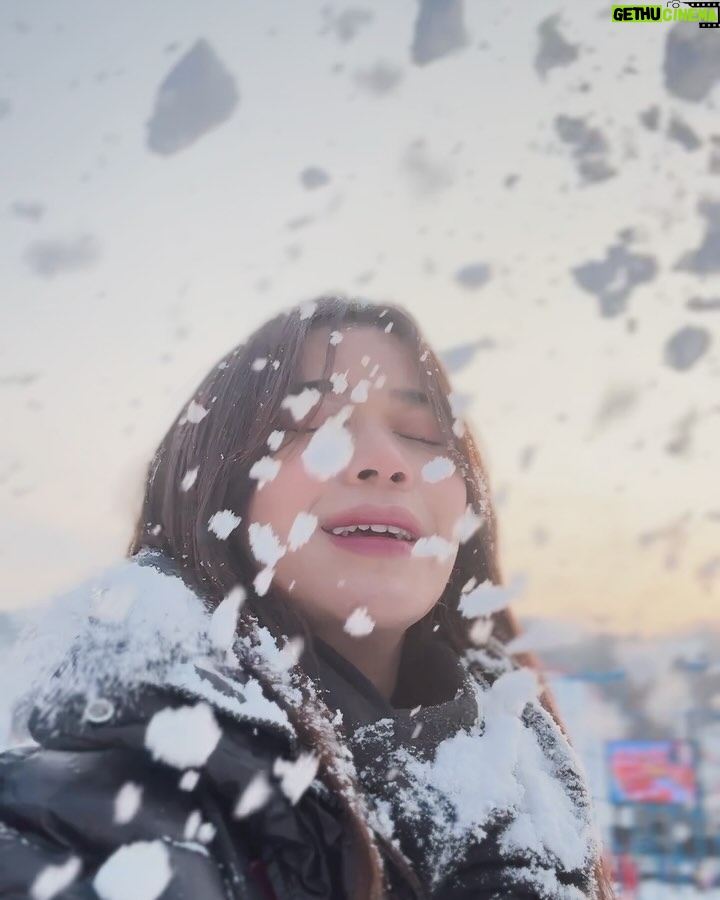 Brisia Jodie Instagram - my first snowfall🫶🏻❄️ Warpat Puncak