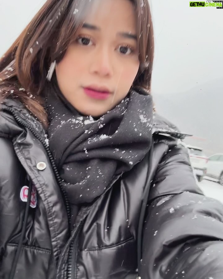 Brisia Jodie Instagram - my first snowfall🫶🏻❄️ Warpat Puncak