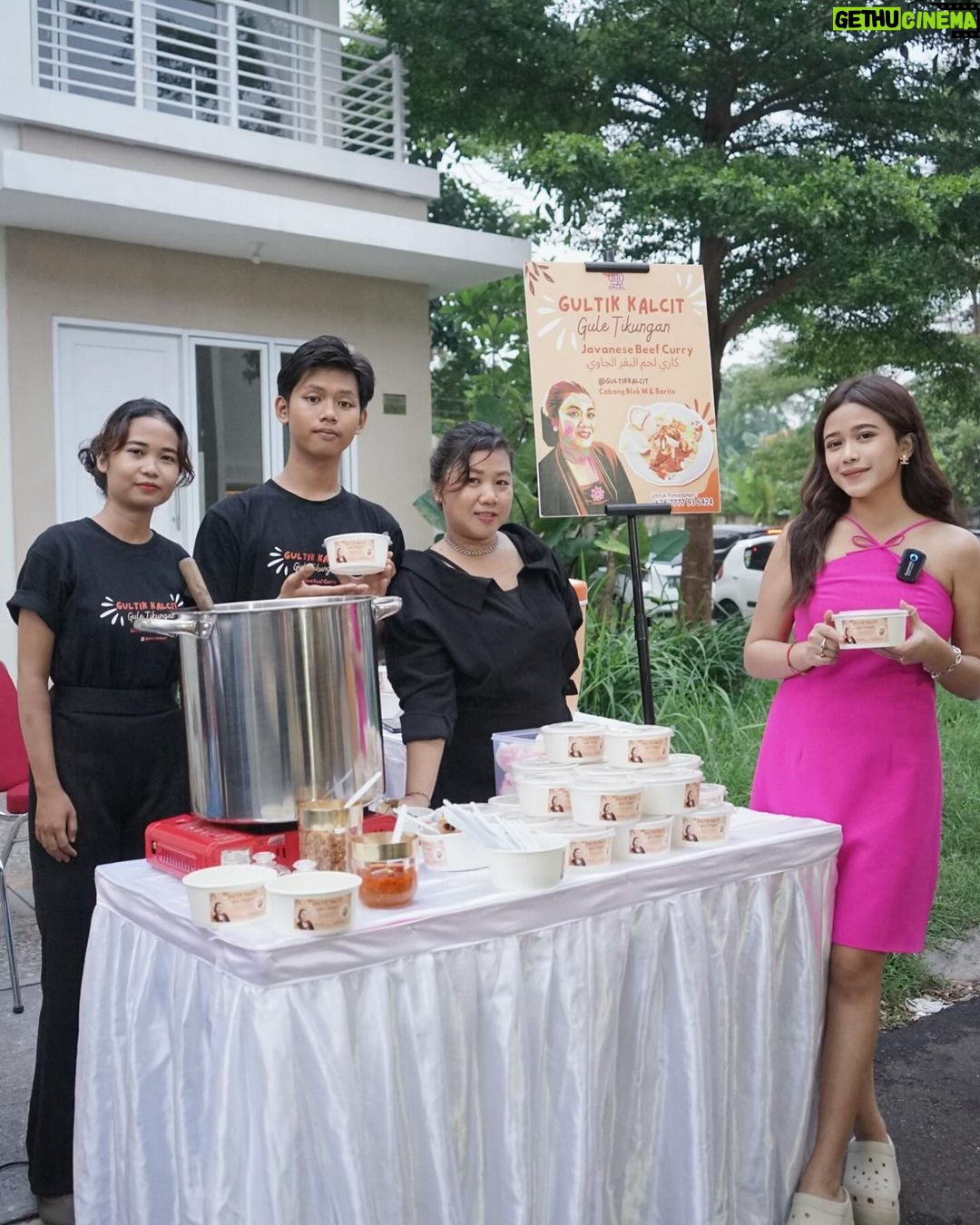 Brisia Jodie Instagram - Makanan&Minuman yg ada di acara Christmas kemarin. SUPER ENAK ENAK BGT DAN BISA BANGET DIPESEN KALIAN SEMUA BIAR ACARANYA SERU DAN BAHAGIAAAAAA🤍 semoga membantu hihi❄️☃️ Minuman : @estehindonesia Teppanyaki : @Koiteppanyaki Sate taichan : @satetaichanbangmaman Gultik : @gultikkalcit Bakso malang : @bakwanmalang99 Arranger : @ruangbahagiaproject_ DiRumah aja lah Diluar BeceX