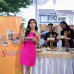 Brisia Jodie Instagram - Makanan&Minuman yg ada di acara Christmas kemarin. SUPER ENAK ENAK BGT DAN BISA BANGET DIPESEN KALIAN SEMUA BIAR ACARANYA SERU DAN BAHAGIAAAAAA🤍 semoga membantu hihi❄️☃️ Minuman : @estehindonesia Teppanyaki : @Koiteppanyaki Sate taichan : @satetaichanbangmaman Gultik : @gultikkalcit Bakso malang : @bakwanmalang99 Arranger : @ruangbahagiaproject_ DiRumah aja lah Diluar BeceX