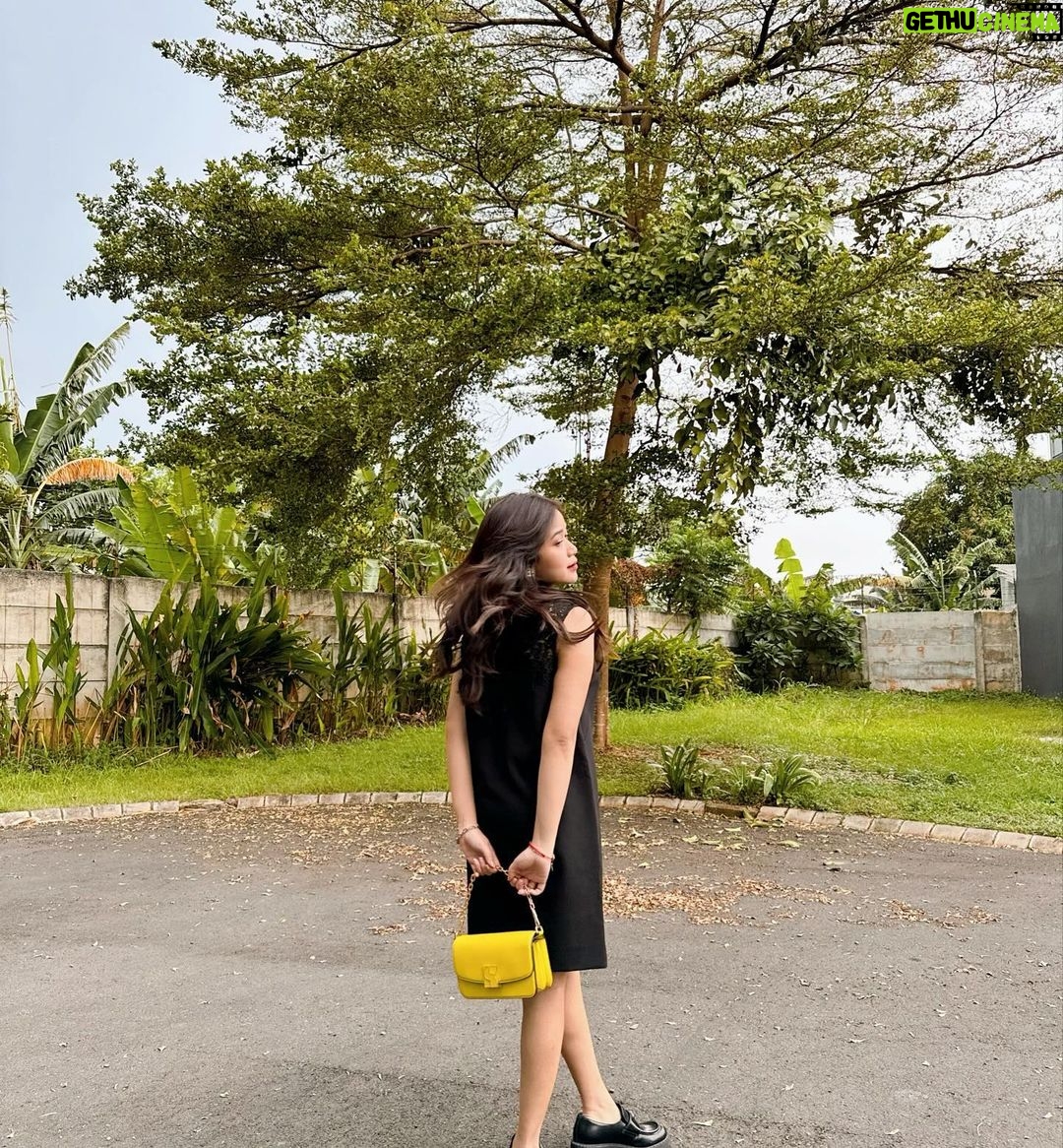 Brisia Jodie Instagram - Embrace your own kind of beauty, because fashion is not just about the looks, but the confidence you wear them with. 👗👜🩵 #katespadeNY @katespadeNY @kanmogroup.fashion