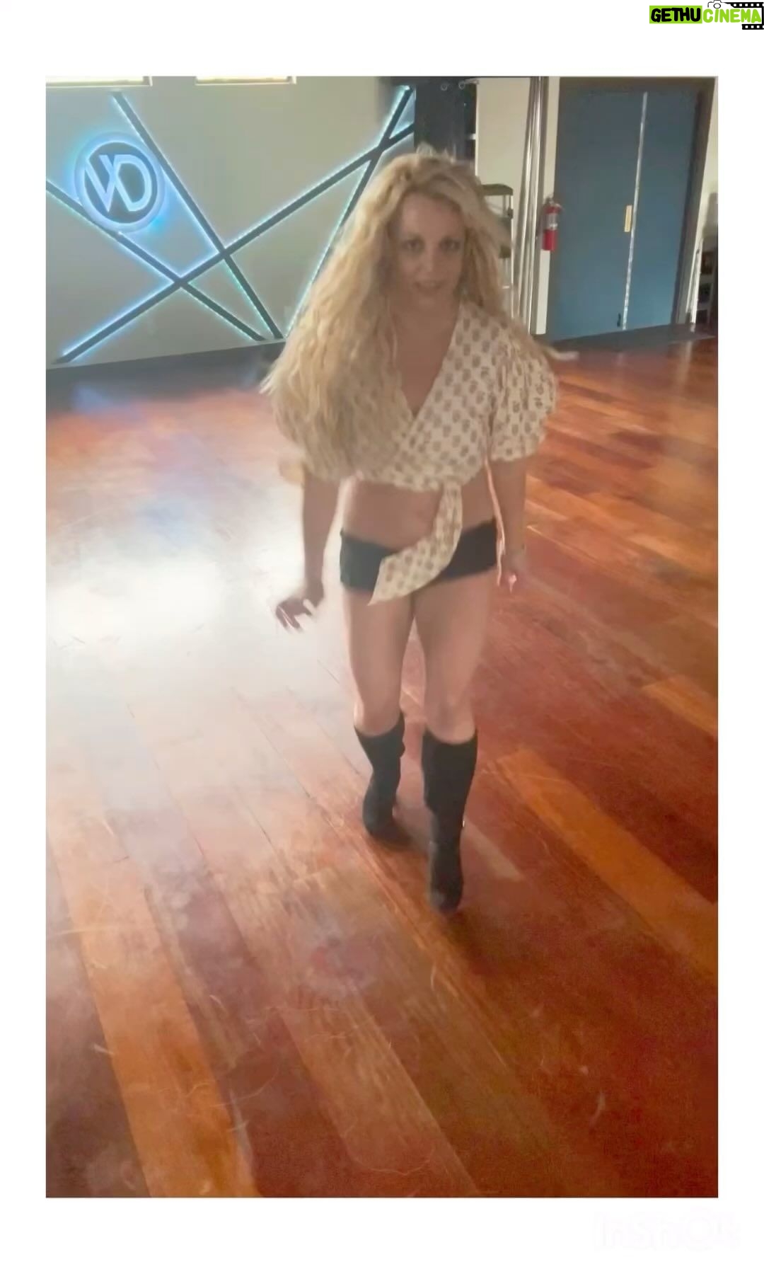 Britney Spears Instagram - Beautiful Sunday 🌹 Hopeless, romantic understanding that being single is awesome 🇬🇧🇬🇧🇬🇧🍒🍒🍒 !!!