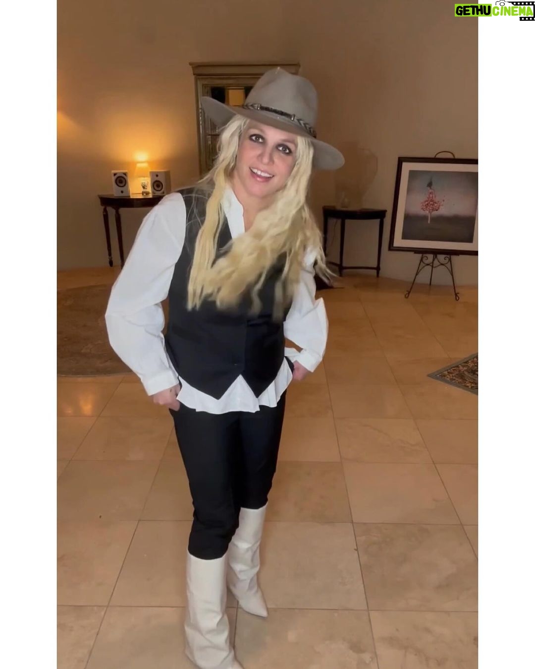 Britney Spears Instagram - Not sure why I look unbelievably tiny with these clothes on 😂😂😂🙄🙄🙄 !!!