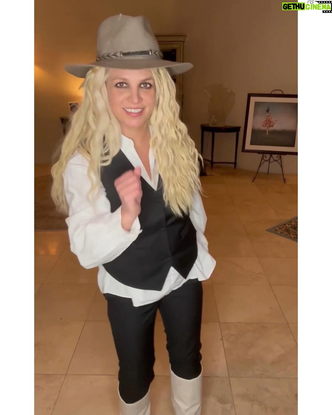 Britney Spears Instagram - Not sure why I look unbelievably tiny with these clothes on 😂😂😂🙄🙄🙄 !!!