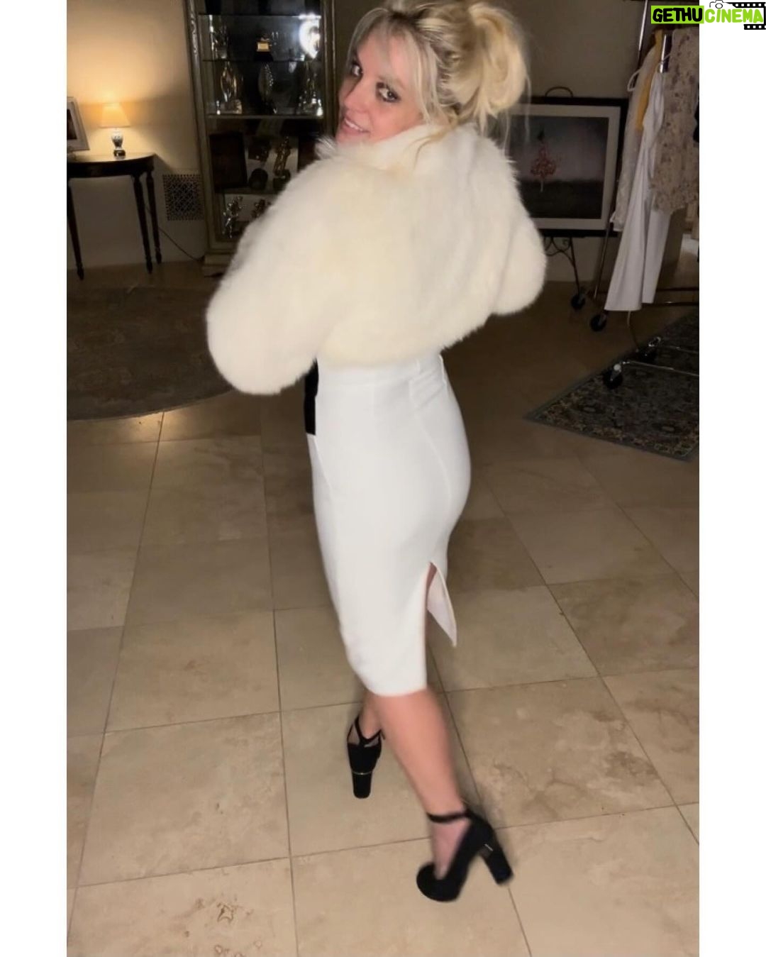 Britney Spears Instagram - Throwback 2023 !!! 2023 sucked !!! I’m so ready for 2024 🤪🤪🤪 !!!