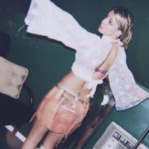 Britney Spears Instagram - My book has a lot of sad stories and drama in it … I’m sure some are aware of that but just know there are tons of other beautiful and good stories in #TheWomanInMe but that’s not what the media decides to pick up all the time !!! It is what it is … so going forward just know that was me then … that’s the past and this is me now !!! To the good stuff and a little nasty too 🙄🤷🏼‍♀️📖 !!! Psss throwback to when they wanted me in my pajamas for the Overprotected video but I said … please that’s too sweet, give me some damn clothes 😂👗😳 !!! Swipe to see clothes !!! @gallerybooks @simonandschuster

📷: Chris Applebaum