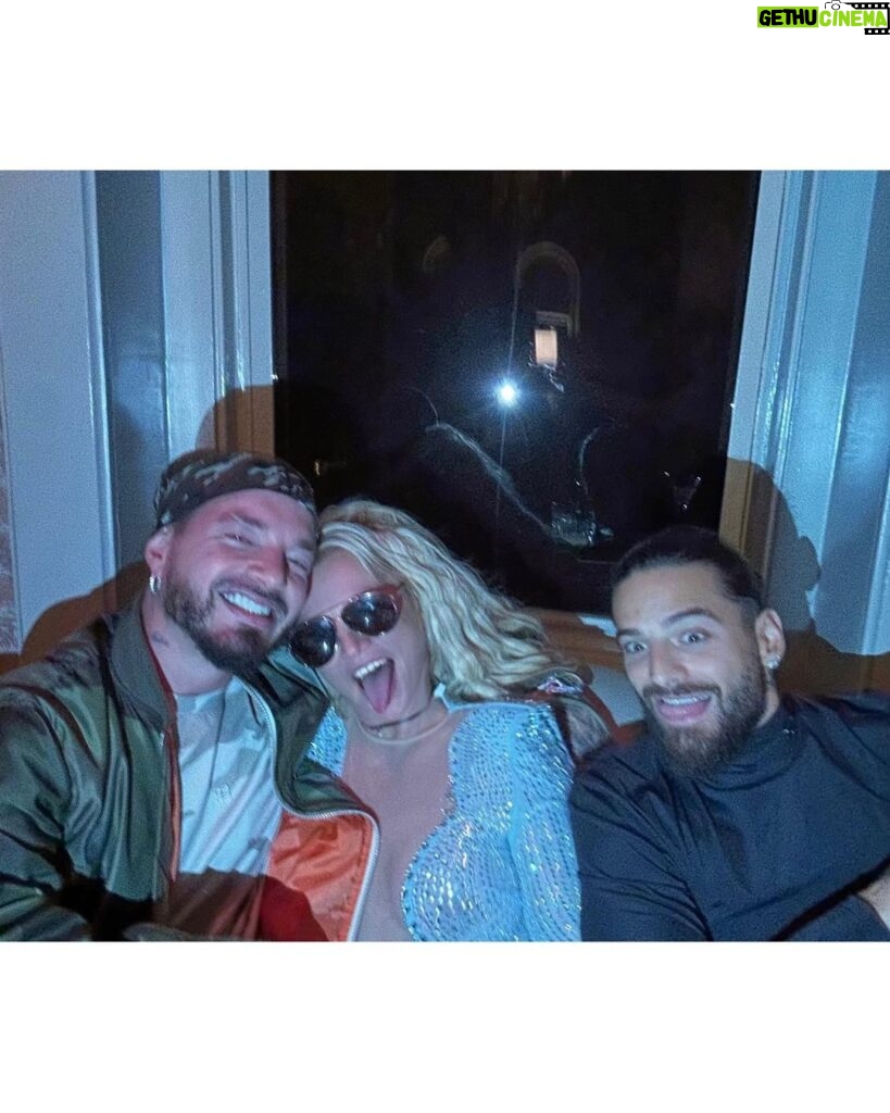 Britney Spears Instagram - HOLY SHIT it just hit me … I can’t believe I met these 2 !!! Holy smokes🔥