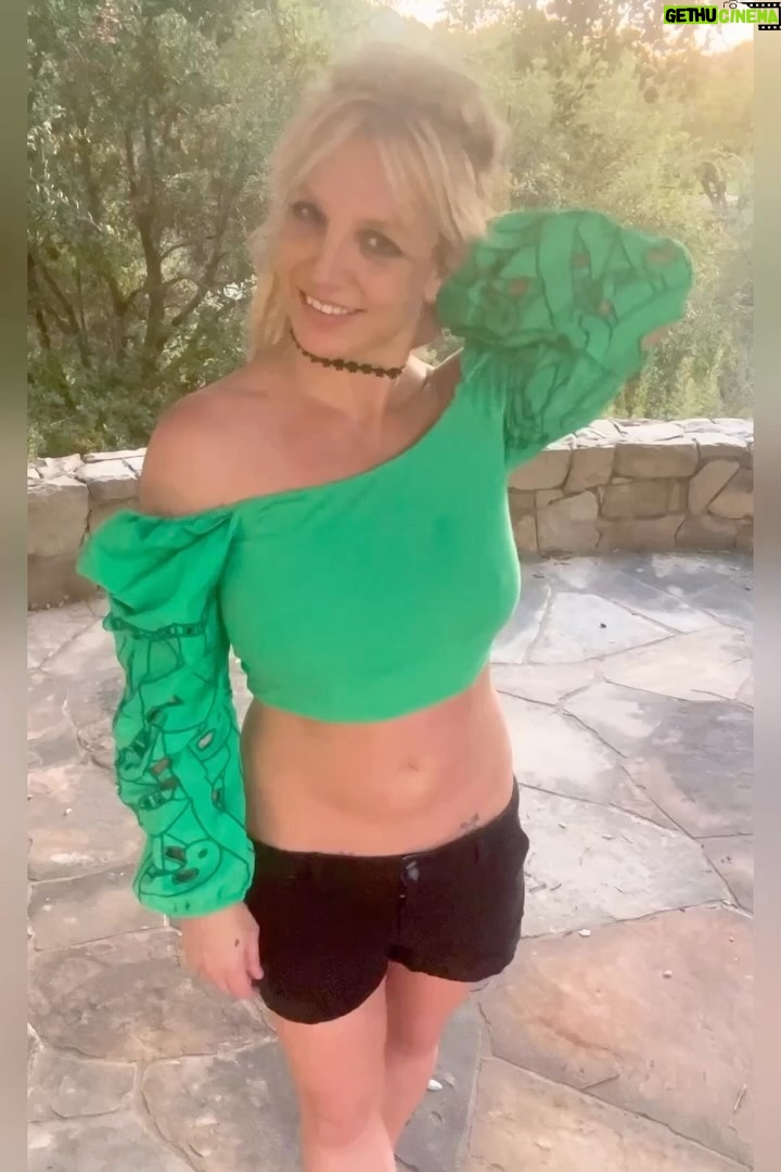 Britney Spears Instagram - Hereβs to green tea π΅ !!! And sorry there was a killer bee π on my shirt π !!!
