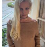 Britney Spears Instagram – First time doing portraits 🌹🌹 !!!