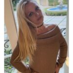 Britney Spears Instagram – First time doing portraits 🌹🌹 !!!