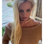 Britney Spears Instagram – First time doing portraits 🌹🌹 !!!